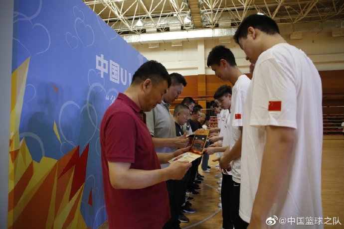 一名U19球员与父亲紧紧相拥，球员将脸埋在父亲肩头，父亲则轻拍着他的背，无声的画面里满是深沉的鼓励与不舍。