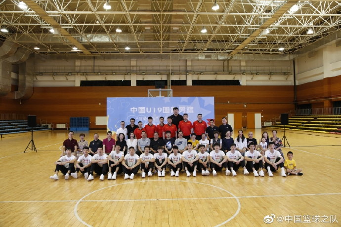 姚明面带微笑，将一件崭新的U19国青队战袍递到球员手中，眼神中充满了对后辈的期许与鼓励。