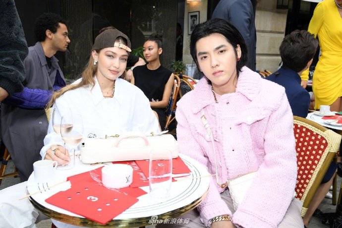 秀场全景聚焦，威少与吴亦凡虽未同框，但画面仿佛被分割成两个磁场，一边是威少的红色冲击，一边是吴亦凡的紫色静谧，共同构成了这场LV大秀最迷人的风景线。