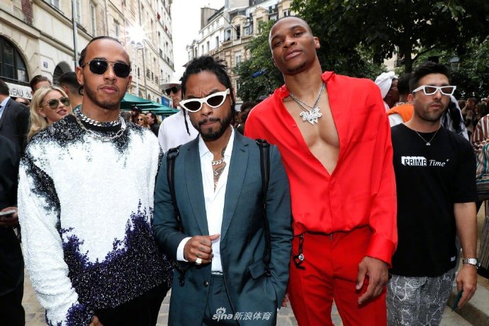 威少亮相LV秀场，他身着一件剪裁独特的红色衬衫，胸前纽扣随性解开，不经意间露出健硕的胸肌线条，将男性荷尔蒙魅力与法式优雅进行了大胆融合，展现出一种不羁的时尚态度。