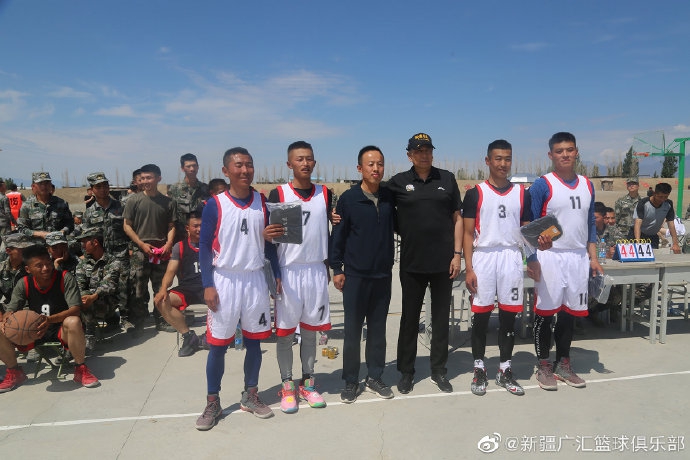 阿的江指导身穿便装持球组织进攻，他眼神犀利，动作依然敏捷，旁边的战士严阵以待，感受着来自前国手的球场智慧。