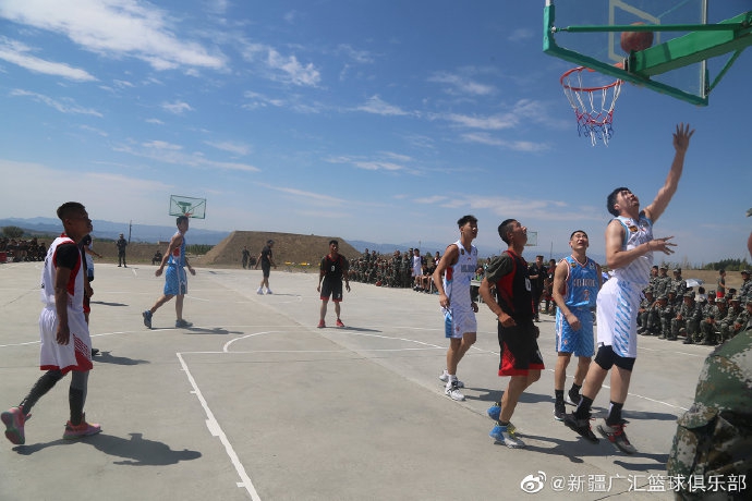 活动最后，新疆广汇男篮全体将士与红军师官兵代表在训练场合影留念，大家挥舞着旗帜，共同喊出“军民一家亲”的口号。