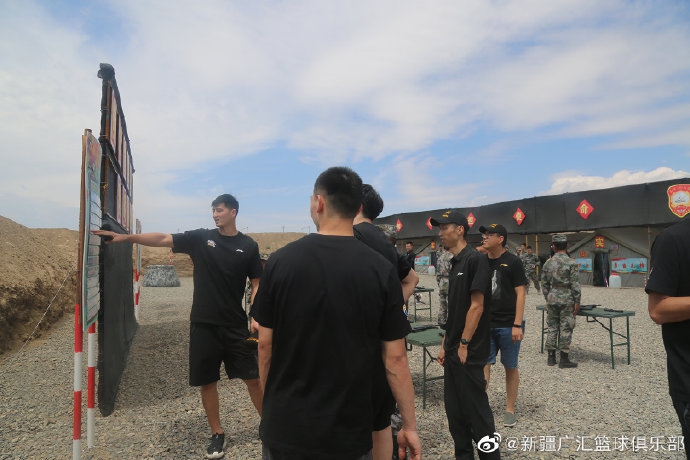 赛场上，西热力江巧妙运球突破战士的防线，场边的官兵们目不转睛，不时为双方球员的精彩表现鼓掌叫好。