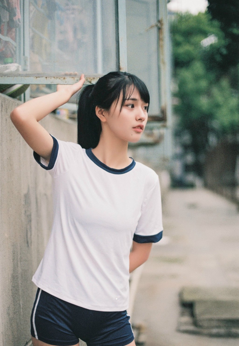 夕阳无限好,染红了半边天和整个球场,女孩抱着篮球,影子被拉得修长,她正准备离开,但脚步却有些迟疑,仿佛舍不得结束这完美的一天篮球时光