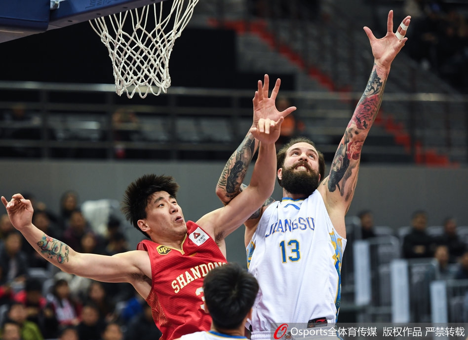 苏州肯帝亚球员在山东内线头顶完成补扣，双手挂筐的瞬间，篮架都在微微颤抖，背景是三名山东球员无奈的眼神。