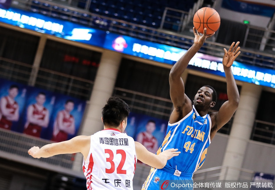山东队外援试图突破三人合围，肌肉碰撞声仿佛能穿透照片，篮球被高高举起，裁判的手指已含在口中。