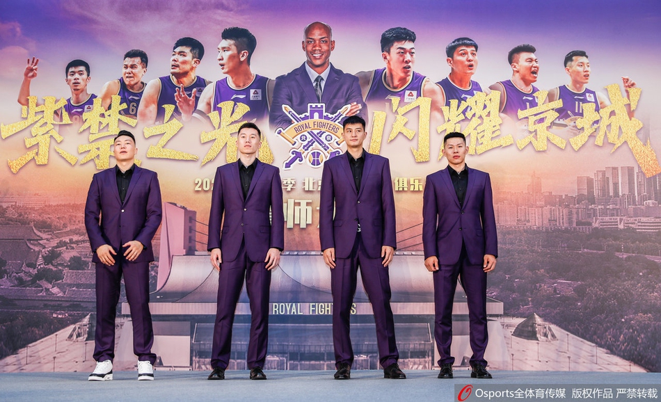 俞长栋在签名板前留下自己的名字,这一笔不仅签下了合同,更签下了一份守护紫禁禁区的责任。