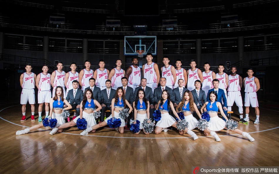 队长张骋宇身披青岛队战袍，神情坚毅，他微微侧身，眼神如鹰隼般凝视前方，仿佛已经锁定了新赛季每一个要突破的对手。