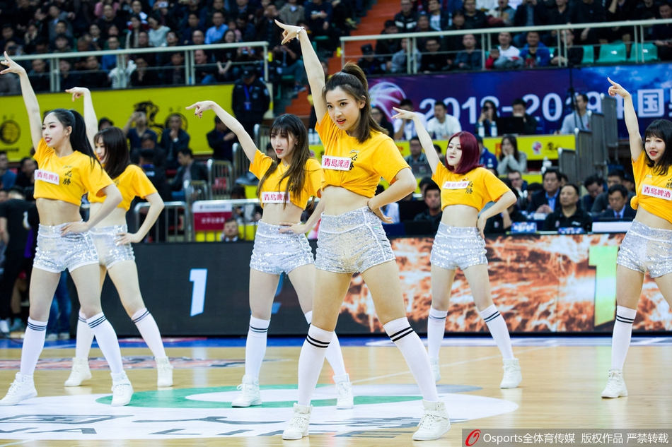 四位啦啦队员在广厦替补席前方纵情热舞,动感的马尾辫随着身体律动划出优美弧线,背景中球员专注的神情与宝贝的热情形成了赛场独特的动静对比。