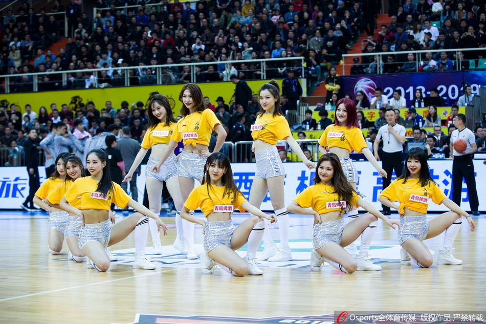 篮球宝贝们摆出优雅的迎宾姿势,统一的白色上衣与格子短裙显得格外清新,她们张开双臂仿佛在拥抱每一位入场观战的球迷,用笑容驱散了季后赛的紧张气氛。