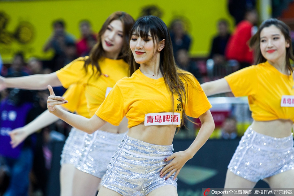 广厦主场啦啦队宝贝们身着亮黄色短裙,在季后赛关键时刻踏着劲爆节拍整齐跃起,仿佛要将主场球迷的呐喊声化作球队反攻的号角。