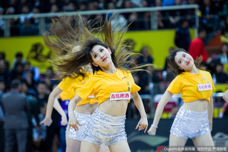 篮球宝贝们面向看台摆出酷飒造型,手中的彩色绒球如烟花般绽放,她们与看台上挥舞着充气棒的球迷遥相呼应,共同构建了季后赛独有的狂热图景。