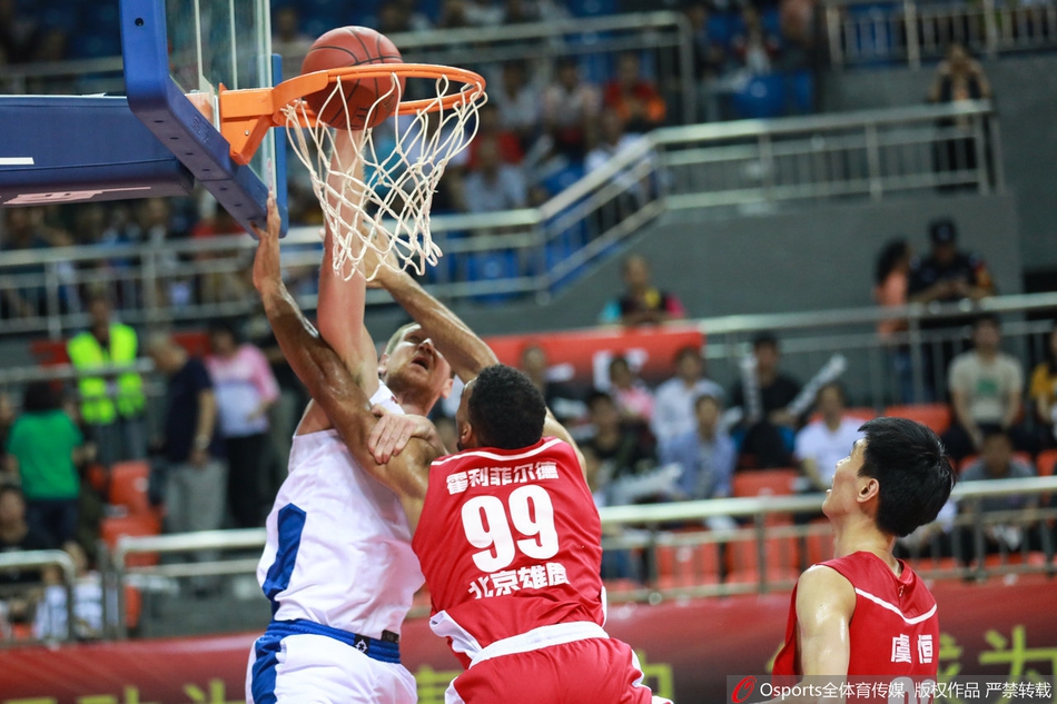 场边的替补席球员们激动地挥舞着毛巾,为队友一次精彩的进球忘情欢呼,场上的气氛感染了每一个人。