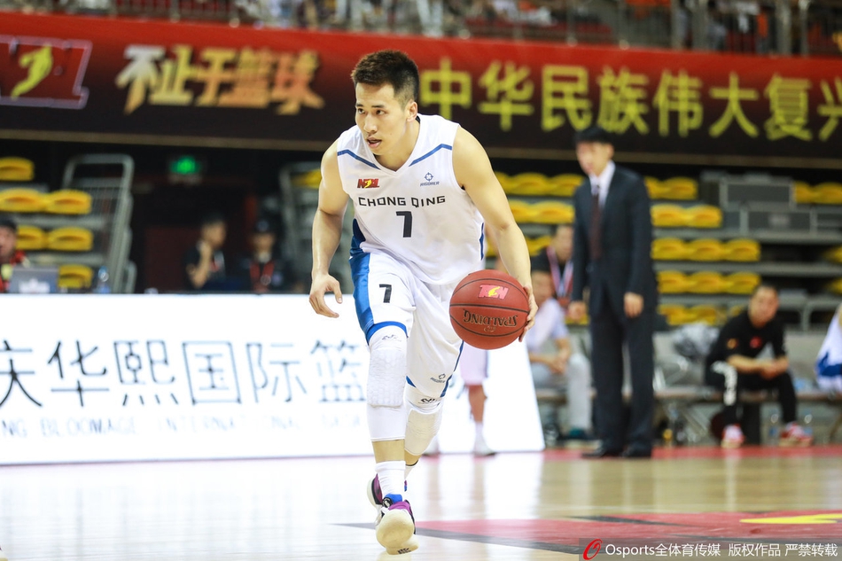 石家庄队球员完成抢断后发动快速反击,以一记单手劈扣引爆全场,队友们纷纷举手示意庆祝。