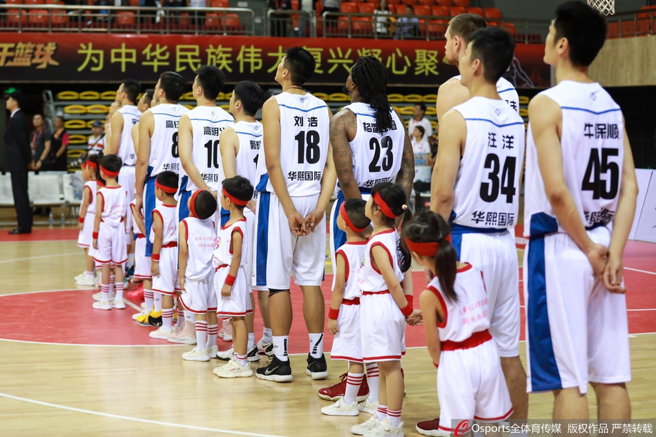 广西队球员在主场球迷的助威声中,以一记势大力沉的双手灌筐暴扣,瞬间点燃了整个场馆的热情。