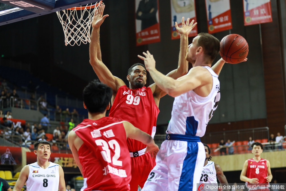 河南队与陕西队的球员在篮下为了争夺球权人仰马翻,展现了NBL赛场身体对抗的激烈程度。