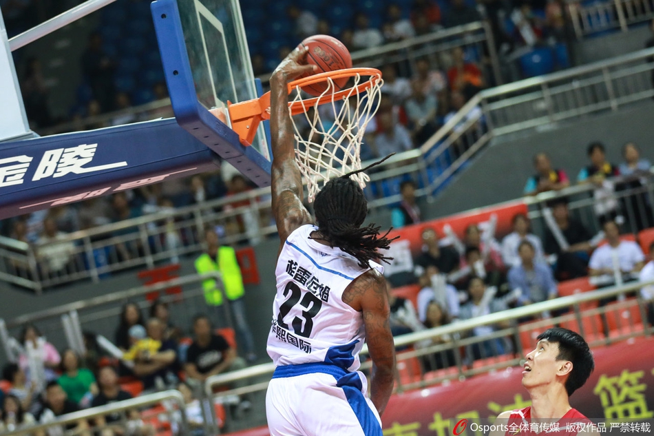 赛后,获胜球队的球员们围聚在一起,将手叠放在中央,齐声高喊口号,庆祝这场来之不易的团队胜利。