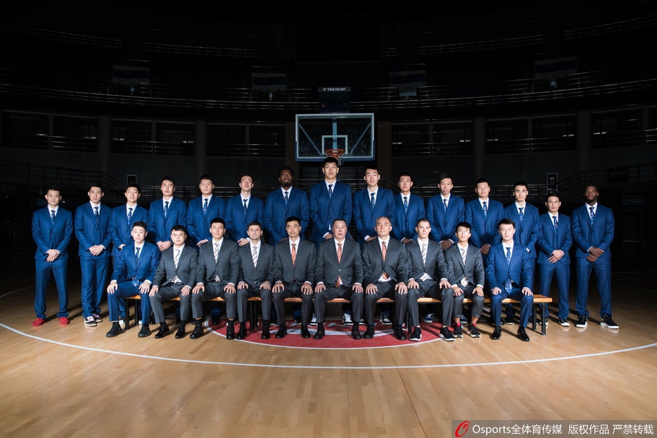 几名年轻队员聚在一起，笑容灿烂而纯粹，彼此的手臂搭在对方肩上，兄弟般的情谊和团结一心的团队氛围在镜头前展现得淋漓尽致。