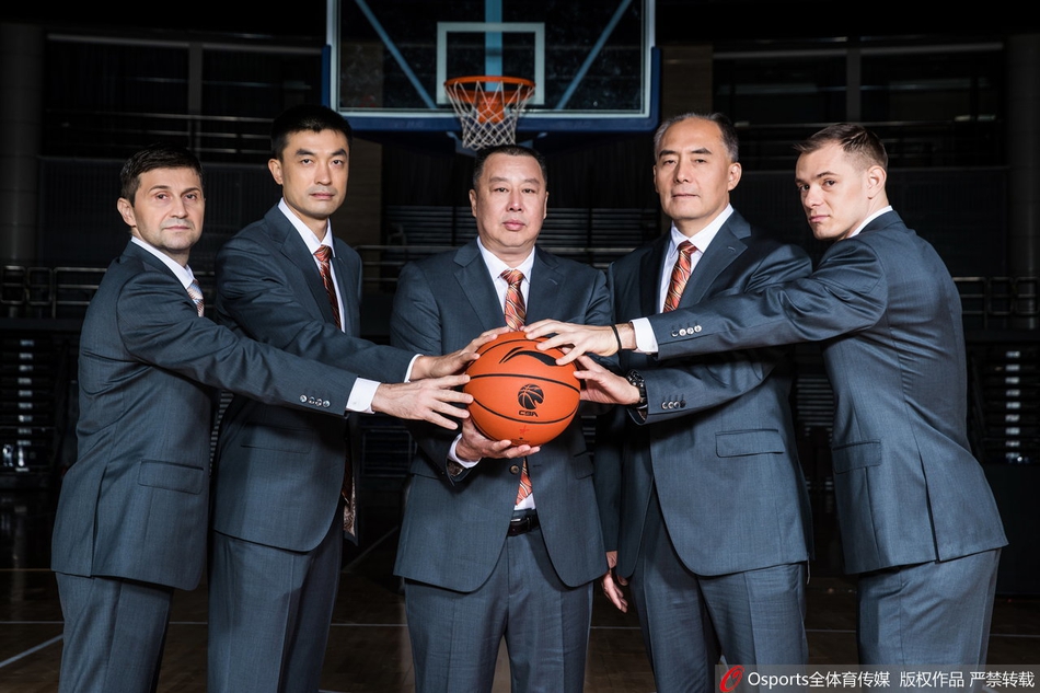 王庆明在镜头前摆出强硬的防守姿态，手臂肌肉线条分明，眼神中透露出内线悍将特有的凶悍与不屈，仿佛在向所有挑战者宣告禁飞区的存在。