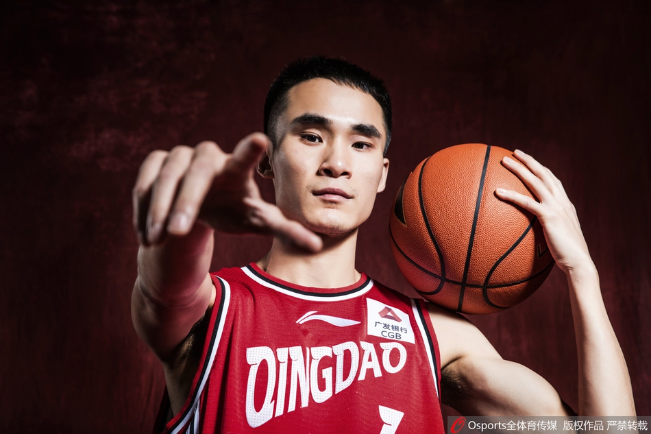 年轻中锋刘传兴身披战袍，巨大的身形在镜头下显得格外有威慑力，他双手抱在胸前，神情沉稳，预示着青岛队未来内线的无限可能。