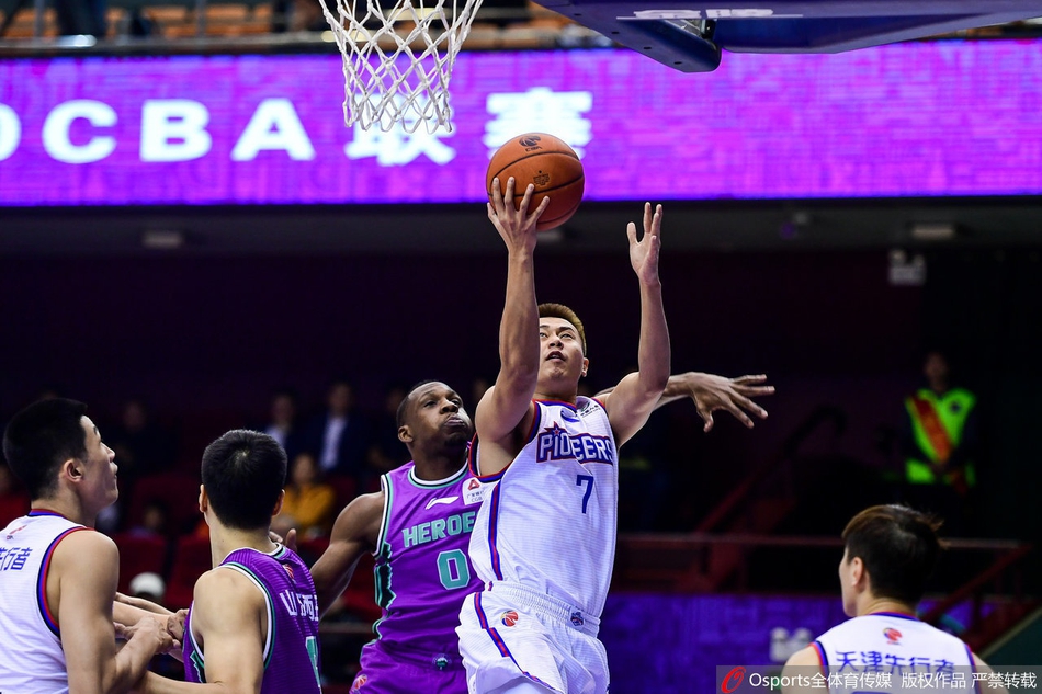 山东队当家外援哈德森在天津队的严密防守下冷静出手，篮球在空中划出一道美丽的弧线直坠网窝。