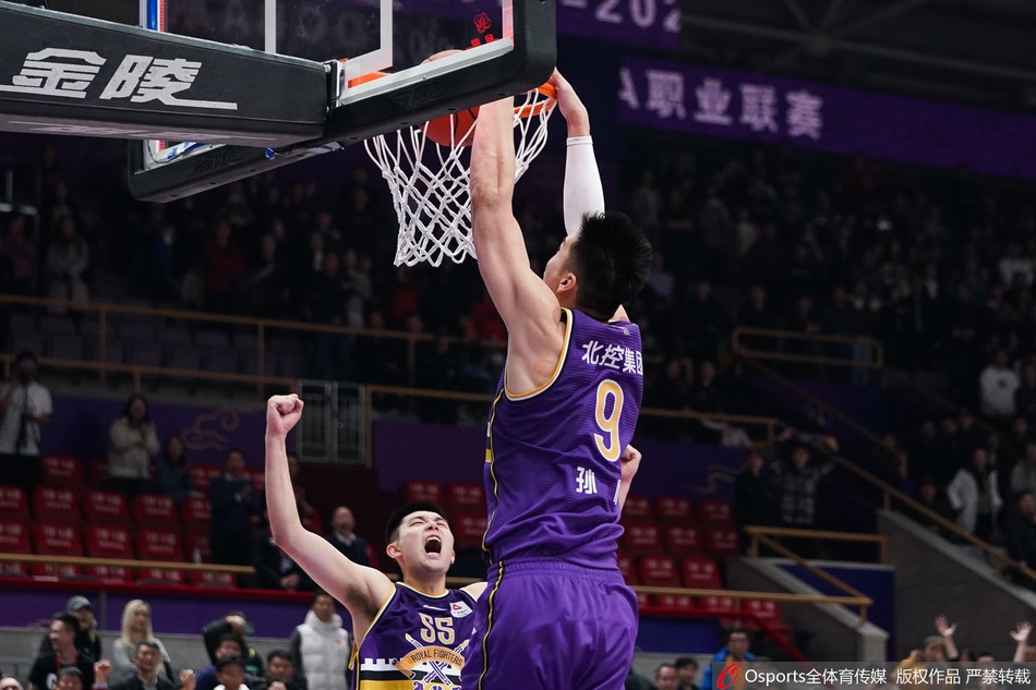 北控外援弗格在浙江队多人围堵下强行突破，犹如猎豹般撕开防线，眼神中满是对胜利的渴望。