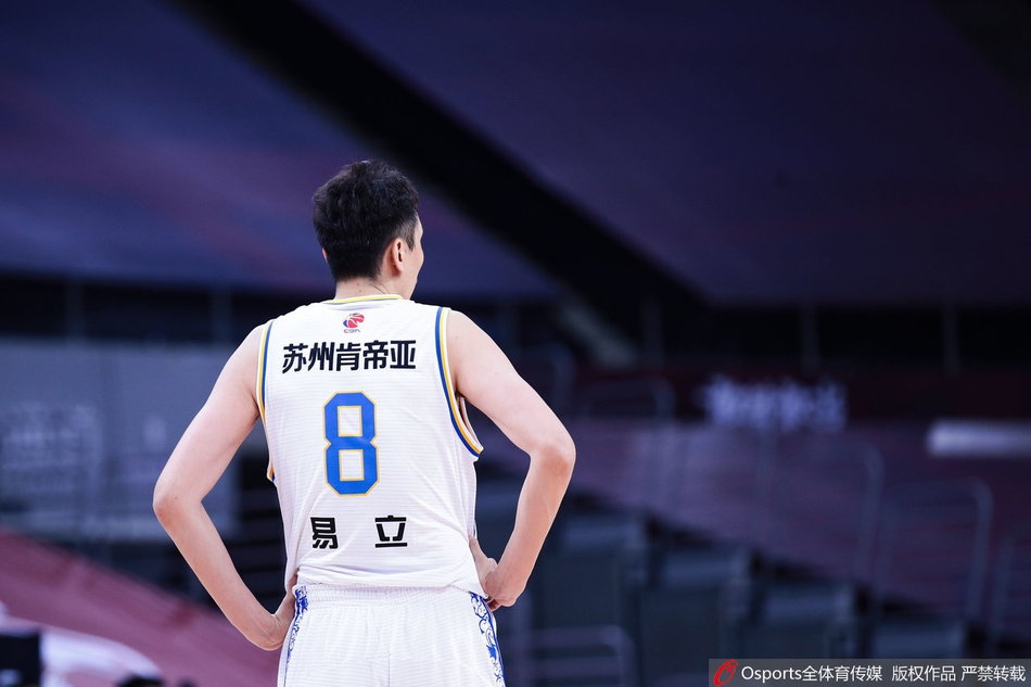 比赛哨声吹响，吴冠希与沈梓捷在中圈奋力跃起争球，两人手臂紧绷，眼神坚毅，为这场复赛后的激烈对抗按下了启动键。