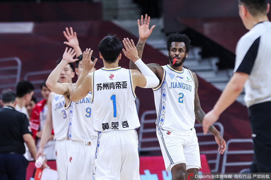 江苏外援布莱克尼抢断成功，如一匹脱缰的野马飞速杀向前场，他高高跃起，在空中舒展身体，以一记势大力沉的单手劈扣终结进攻，点燃了替补席的激情。