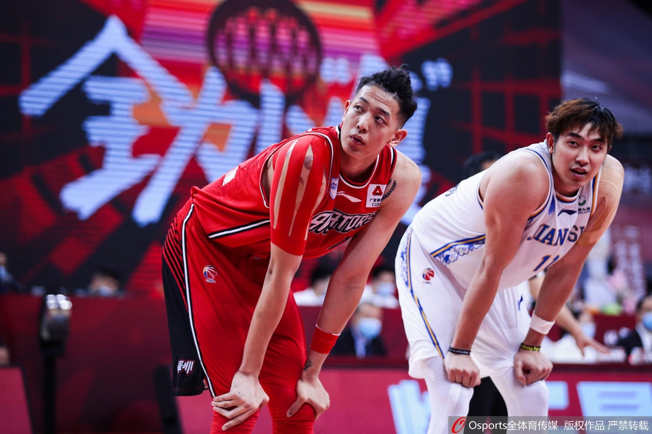 江苏内线核心吴冠希在三人包夹下强硬摘下进攻篮板，随后顶开防守，以一记柔和的勾手将球送入篮筐，他用这场18+15的强硬表现捍卫了球队禁区。