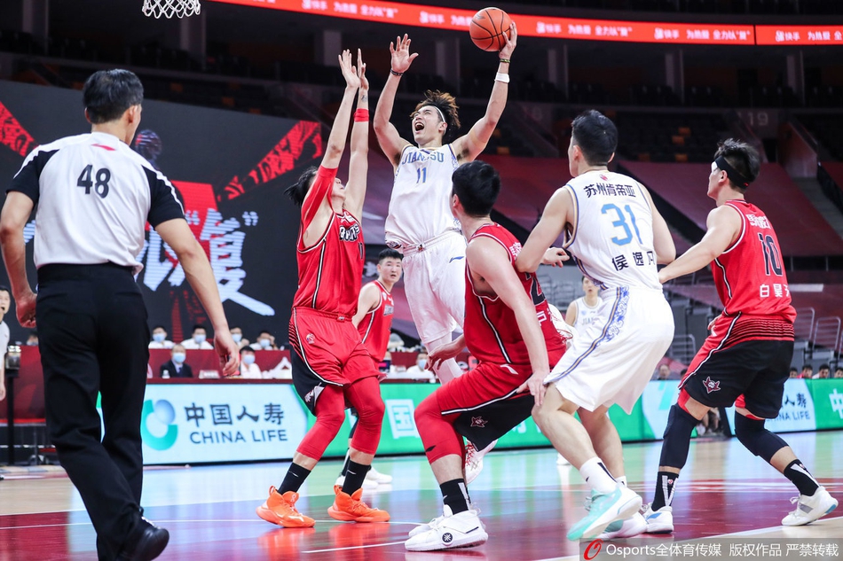 深圳队核心顾全在严密防守下强行突破，他扛着防守人滑翔上篮，在空中失去平衡的瞬间依然将球稳稳放进篮筐，彰显了全华班领袖的顽强斗志。