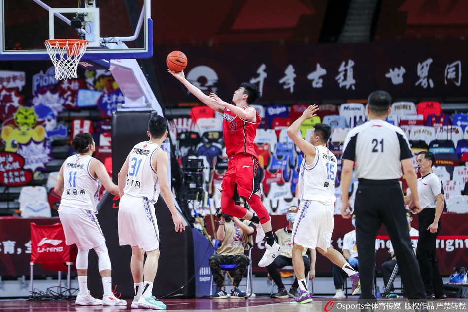 终场哨响，江苏队球员们紧紧围抱在一起，庆祝这场复赛后的宝贵胜利；而深圳队员则相互击掌鼓励，眼神中充满了对未来的坚定，这一刻，体育精神超越了胜负。