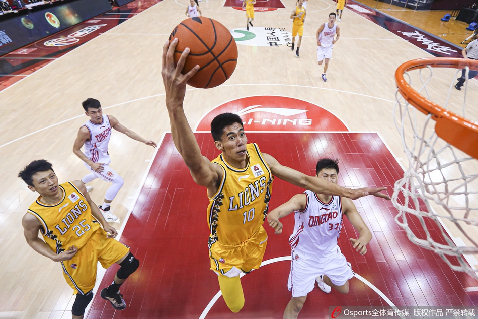 福建外援劳森面对江苏队两人的包夹防守，依然闲庭信步地寻找传球路线，表情专注而从容。