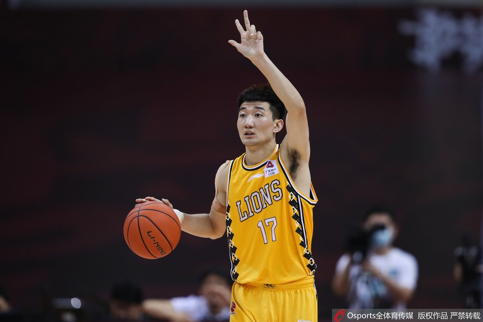 深圳队李慕豪在四川队防守球员头顶上演单手劈扣，巨大的身高优势让这次进攻显得势不可挡。