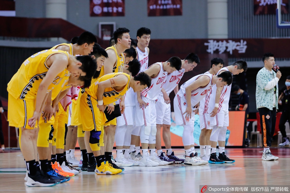 青岛队球员在失误后懊恼地双手抱头，而广厦队员已经快下准备反击，瞬间的攻防转换定格了比赛的激烈。