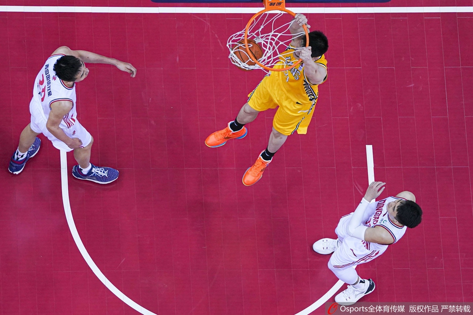 王哲林背身单打江苏队吴冠希，他利用扎实的脚步晃开防守，准备勾手投篮，肌肉线条充满力量感。