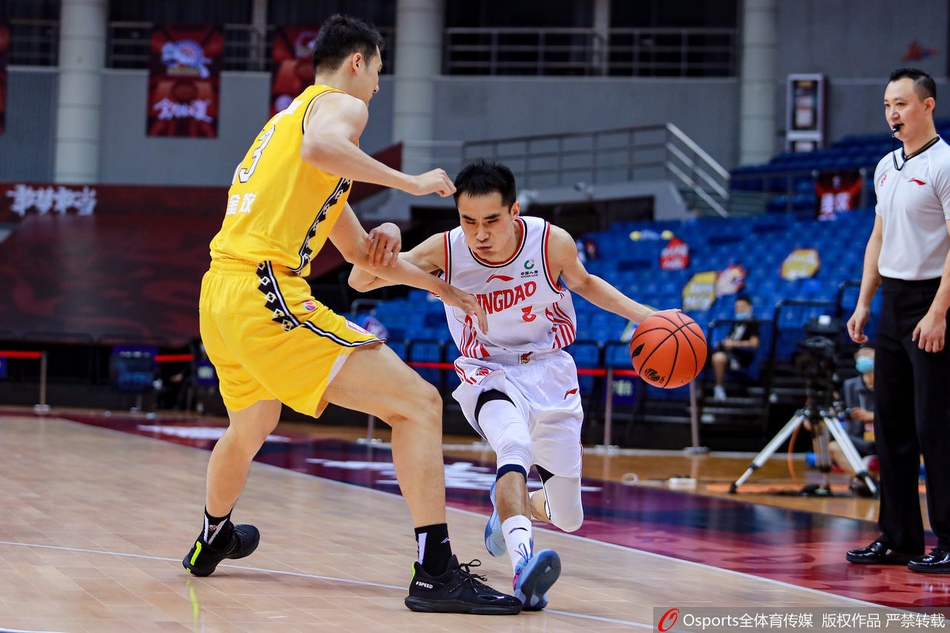 陈林坚在三分线外接球就投，皮球划过一道完美的弧线空心入网，防守球员的封盖只能望球兴叹。