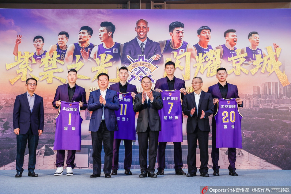 李根在镜头前比出胜利手势,脸上洋溢着自信的笑容。回归北京,他希望在这里重新证明自己,与曾经的战友马布里、孙悦一起,为这座城市带来新的荣耀。