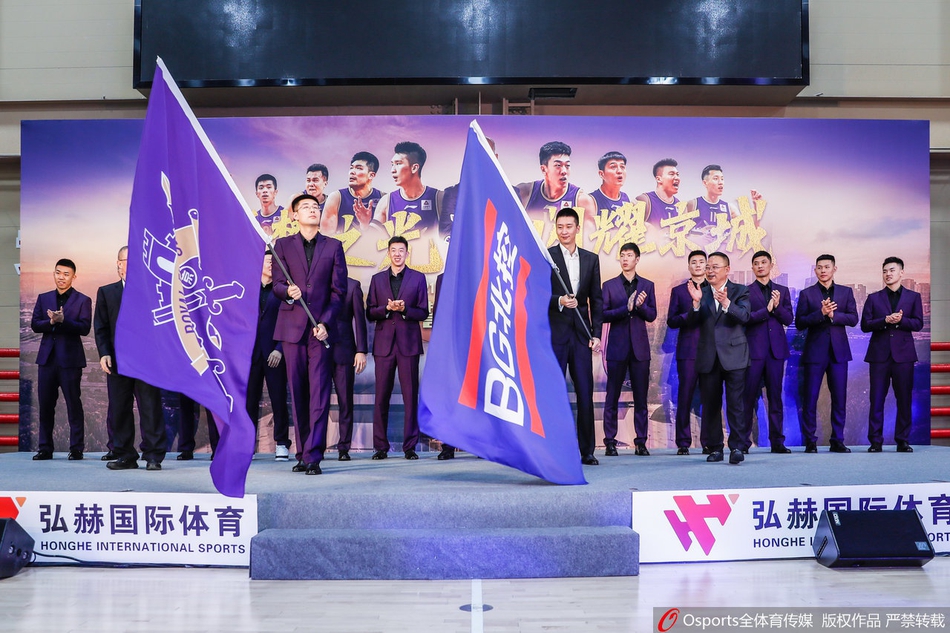 紫禁勇士全体将士合影,马布里与教练组居中,队员们神情肃穆。这不仅仅是一张合影,更像是新赛季冲锋号吹响前的集体誓言。
