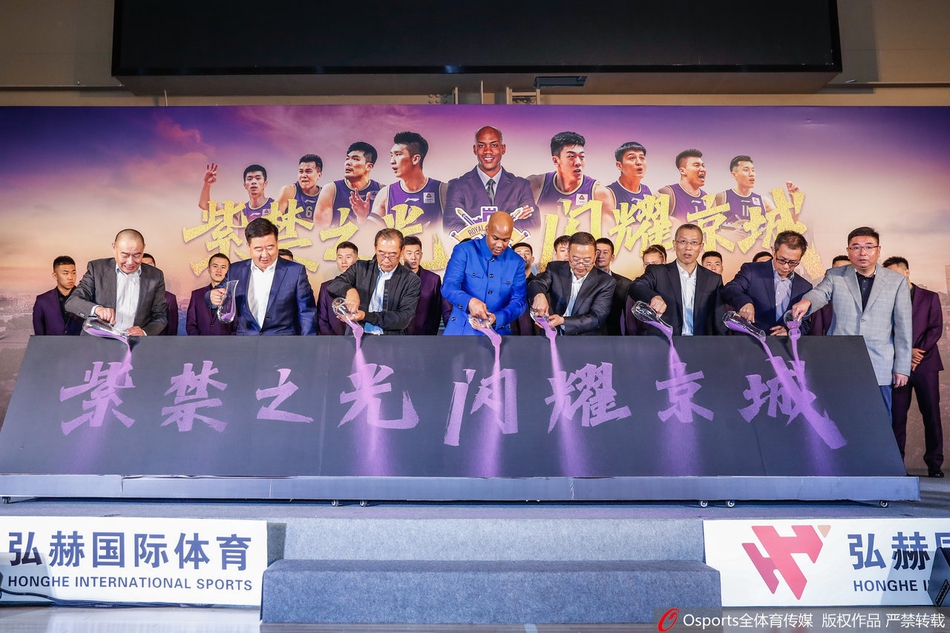 内线悍将俞长栋身披北控战袍,面露微笑。这位从新疆队走出的冠军内线,他的加盟无疑为紫禁勇士的禁区筑起了一道新的铁闸。