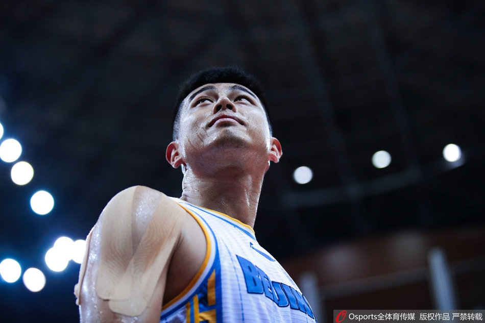 福建豹发力队球员汤杰（右）如闪电般带球突破，速度之快仿佛要撕裂北京队的防线，为球队寻找一线生机。