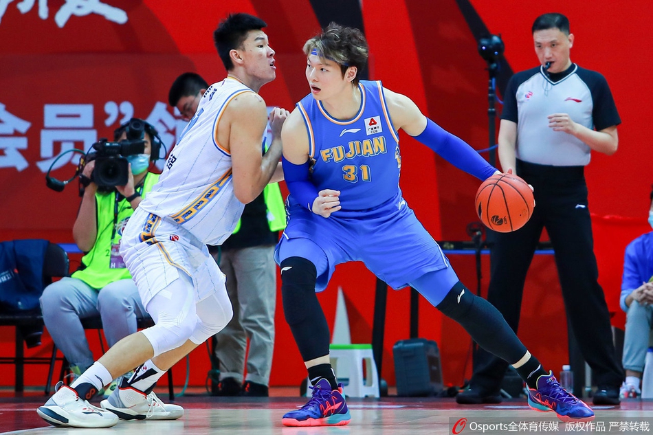 福建豹发力队球员卡米然（中）在长人如林的禁区中滑翔上篮，身姿舒展，试图为球队延续进攻火力。