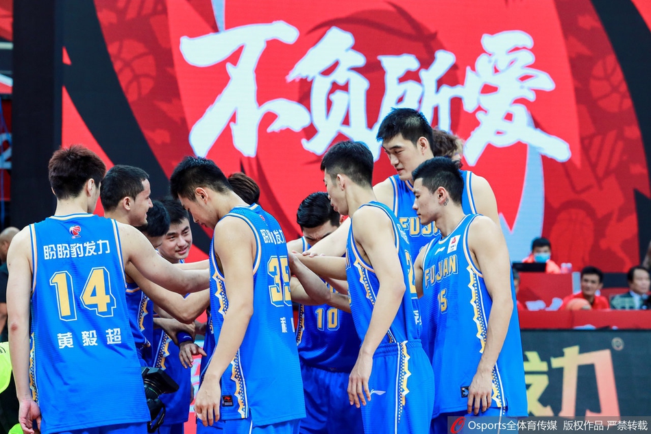 北京首钢队外援汉密尔顿高高跃起，向队友比出坚定的手势，仿佛在说：稳住阵脚，我们还有时间。