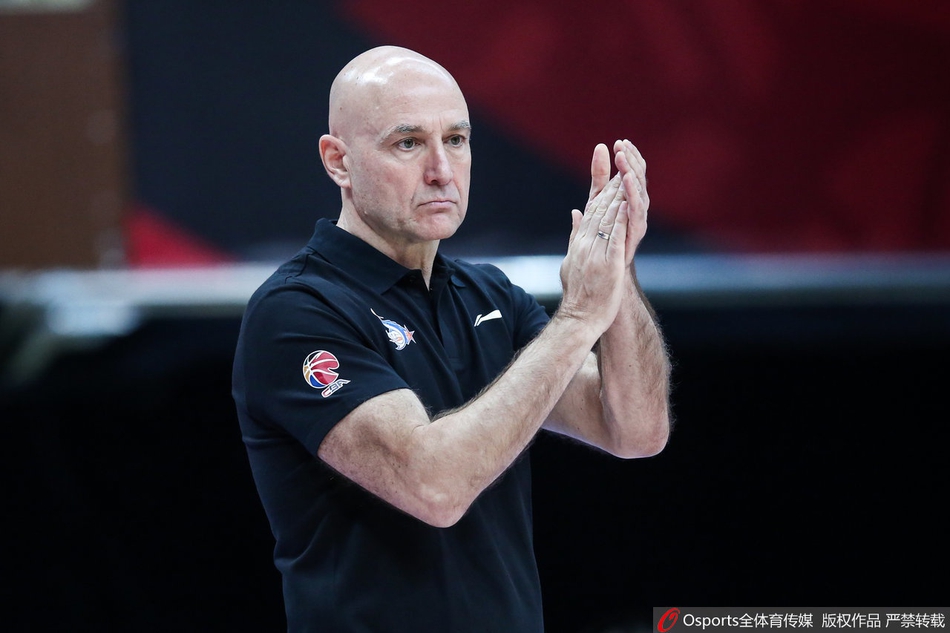 福建豹发力队核心王哲林（中）遭遇严密包夹，他奋力护球，眼中满是不甘，试图为球队打破得分荒。