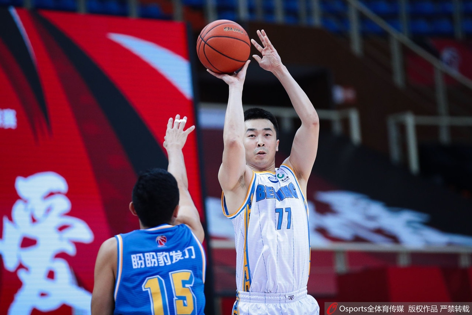 北京首钢队球员方硕（中）在比赛中犹如灵猫般与对手倒地拼抢，地板上折射出的是他对胜利的无限渴望。