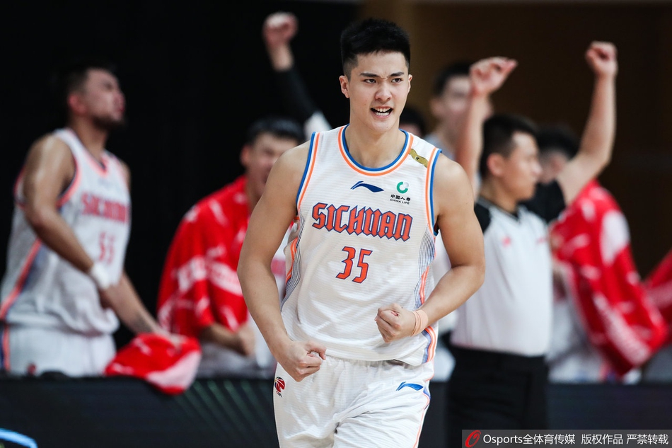 广厦小将赵嘉仁面对四川队的严密防守，在空中拉杆上篮，展现出极佳的身体素质。