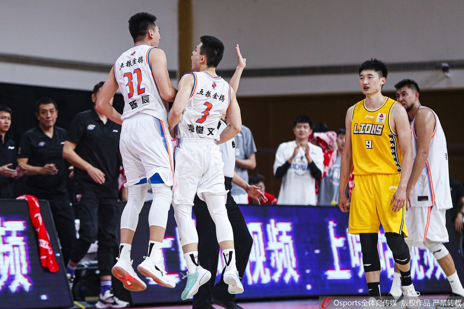 广厦外援拉杜利察篮下强攻，面对四川队员的补防，他用招牌的转身勾手将球稳稳送入篮筐。