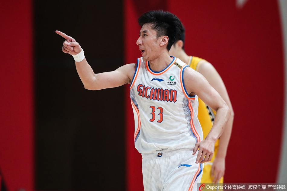 四川老将韩硕运球突破广厦防线的瞬间，他目光如炬，正准备利用节奏变化摆脱防守。