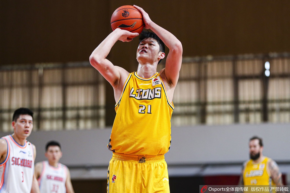 伊朗中锋哈达迪在广厦球员拉杜利察与胡金秋的包夹之下，依然高举高打，奋力完成篮下终结。