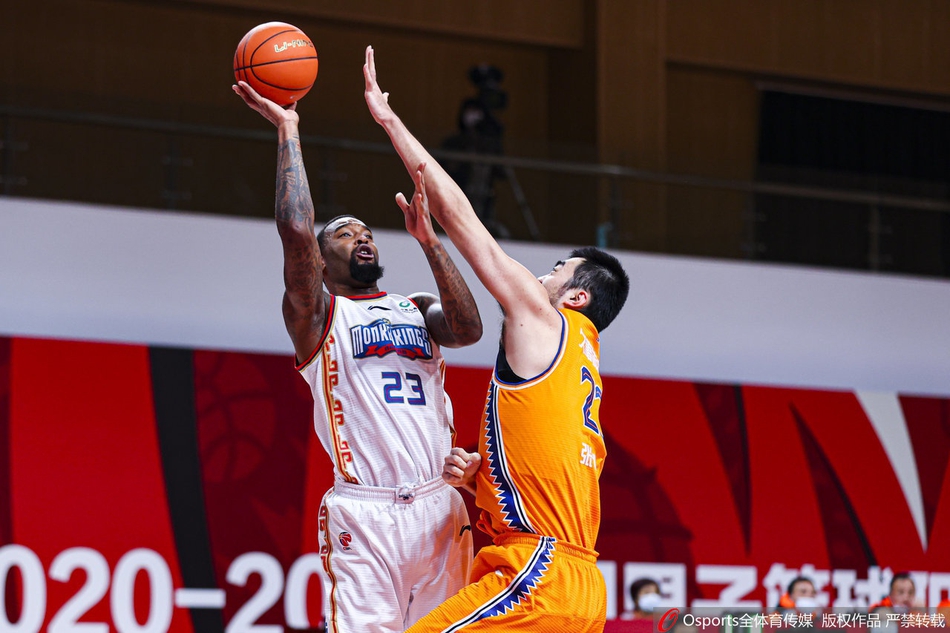 上海队双外援弗雷戴特与邓蒙联袂出击，如同两把尖刀刺穿同曦防线，全场二人合力砍下51分闪耀赛场。