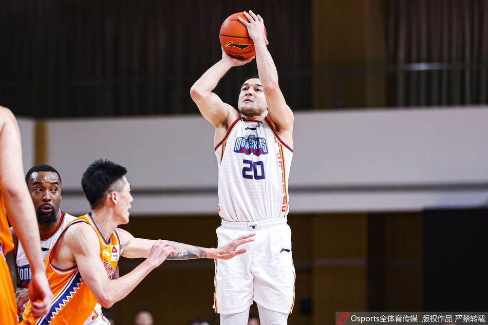 万圣伟在篮下以一敌二，凭借灵活的脚步强行转身出手，为同曦队在绝境中争取宝贵的分数。